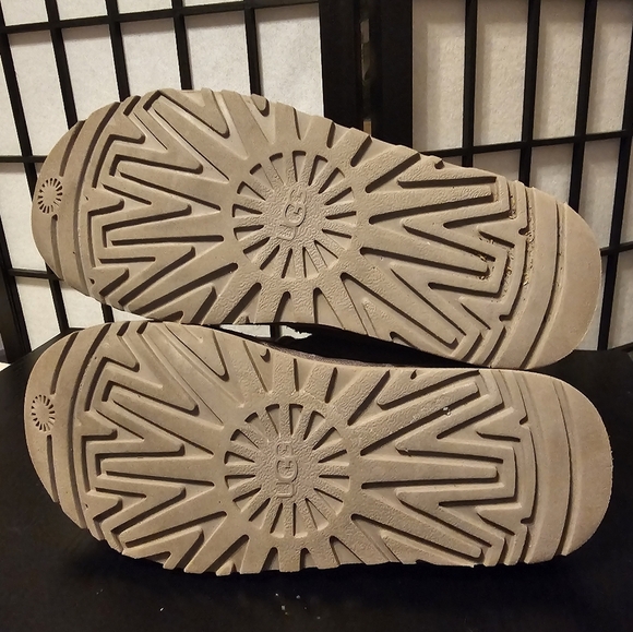 UGG Neumel Chukka Boot Size 8 - Picture 3 of 7